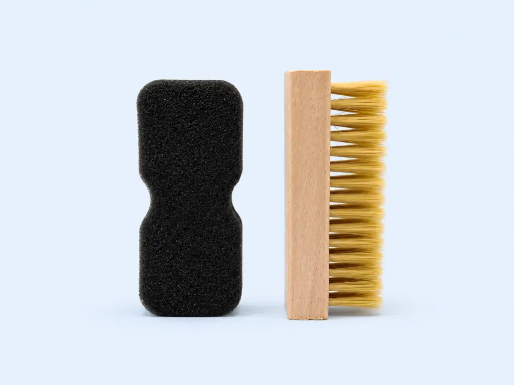 Applicator sponge and wooden hat brush